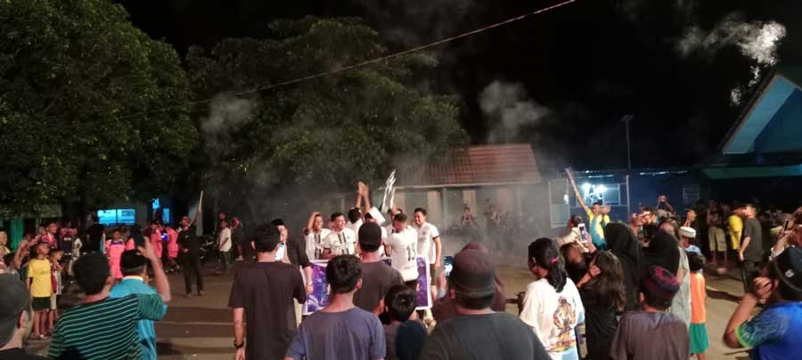 Liga Ramadhan di Dufa Dufa, Aminah Djailani Serahkan Hadiah Juara di Partai Final
