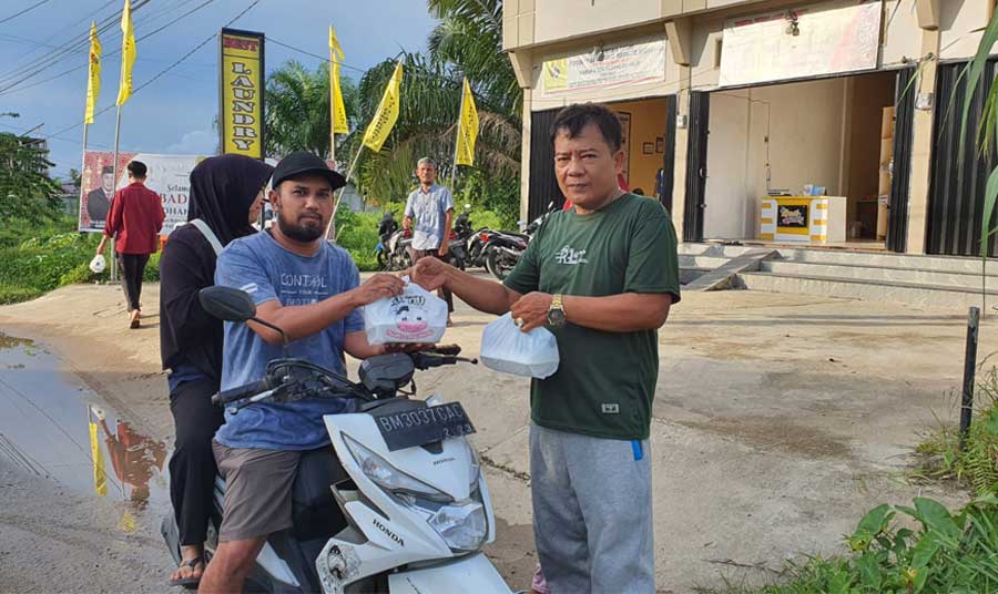 PJI Demokrasi Inhil Bagikan Takjil Kepada Masyarakat
