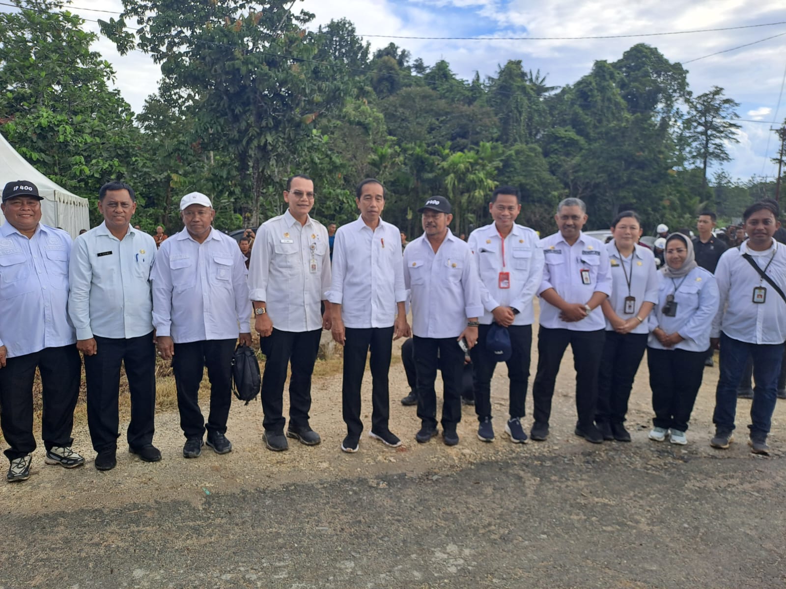 Presiden Joko Widodo Bersama Jajaran Pejabat Kementerian Pertanian RI Usai Panen Jagung di Food Estate Keerom