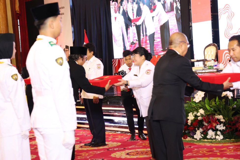 Terima Duplikat Sangsaka, Pj Gubernur Banten Al Muktabar: Kita Akan Jaga dan Kibarkan 2 IMG 20240805 WA0028