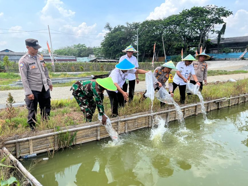 Dukung Program Ketahanan Pangan Prabowo, Polsek dan Koramil Teluknaga Serta Birokrat Lakukan Ini 2 IMG 20241120 WA0020