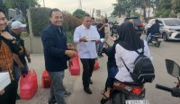 Foto: Ketua DPRD Kabupaten Muhamad Amud dan Ketua PWI Kabupaten Tangerang Sri Mulyo Saat Membagikan Takjil di Jalan Raya Legok-Karawaci Tangerang