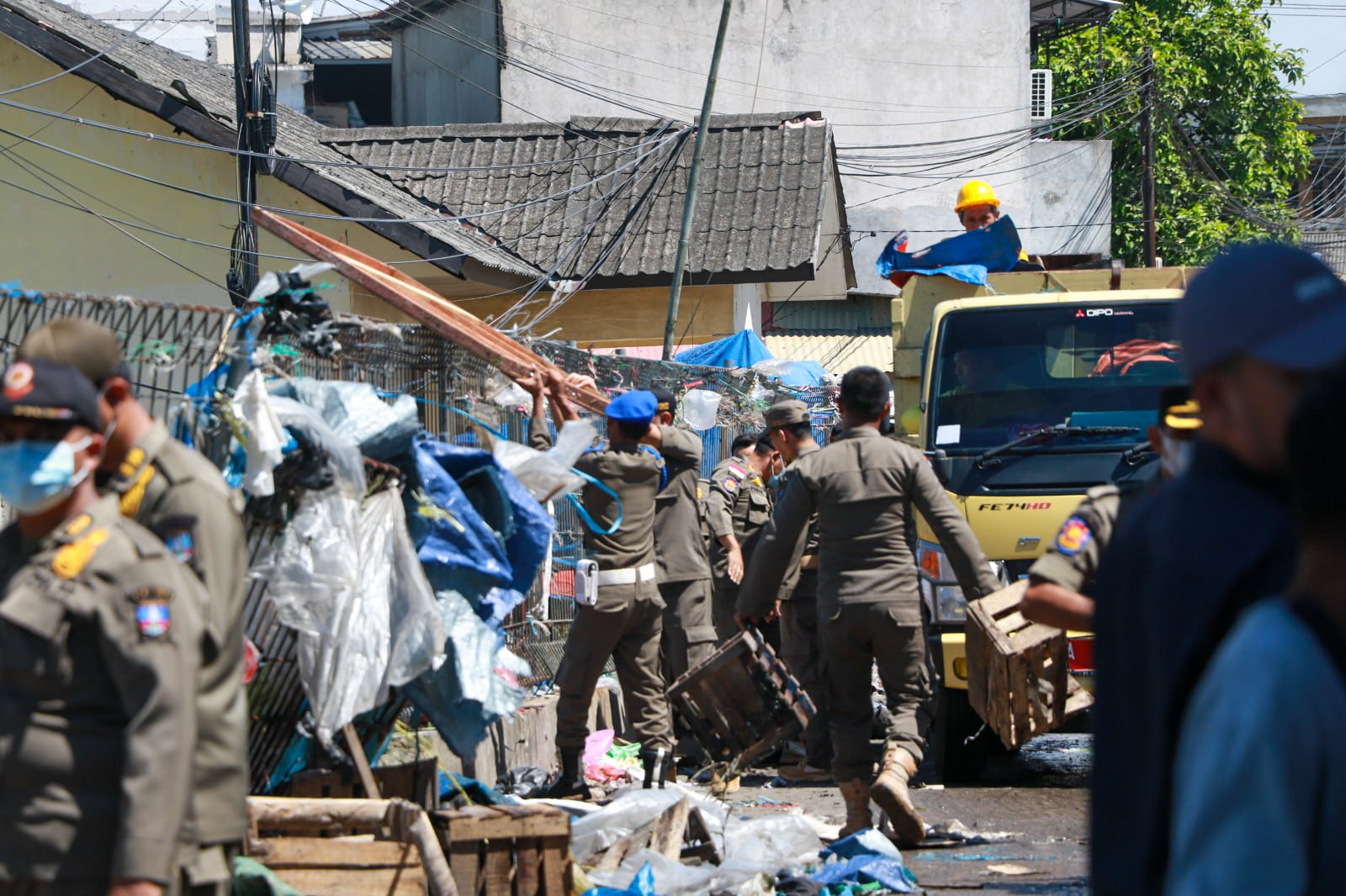 Satpol PP Kabupaten Serang Bongkar Puluhan Lapak PKL Pasar Ciherang Cikande 1 IMG 20250424 WA0029
