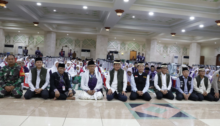 Sebanyak 393 Jamaah Haji Kloter Pertama Asal Kabupaten Tangerang Bertolak ke Tanah Suci Mekah 2 berita cfef6291 c319 4b6e afee fcd0b5d285a1