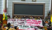 Mahasiswa Duduki Ruang Paripurna DPRD Kabupaten Tangerang