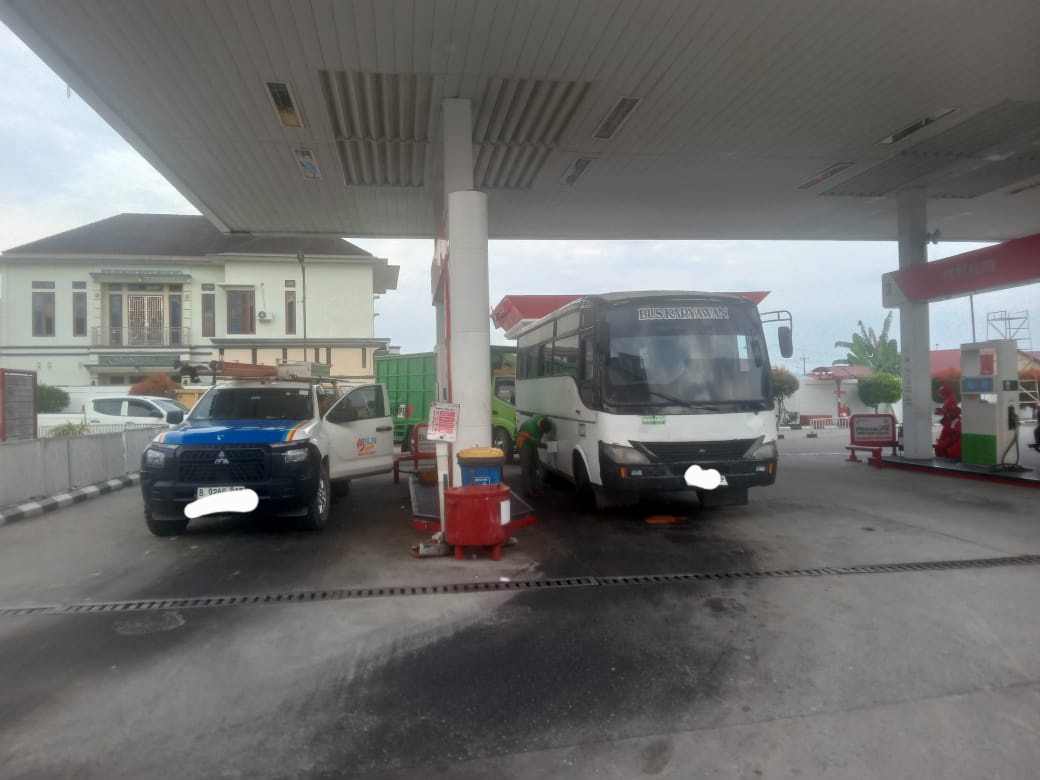 Diduga Akibat Mobil Perusahaan, Antrean Panjang Terjadi di SPBU Tualang 2 Diduga Akibat Mobil Perusahaan, Antrean Panjang Terjadi di SPBU Tualang