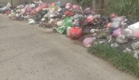 Warga Keluhkan Bau Menyengat dari Tumpukan Sampah di Curug Tangerang