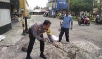 Polisi dan Warga Gotong Royong Perbaiki Jalan Rusak di Tualang