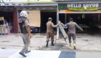 Satpol PP Tertibkan PKL di Sepanjang Trotoar Taman Sutomo di Siak