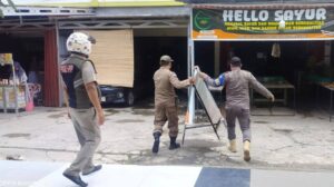 Satpol PP Tertibkan PKL di Sepanjang Trotoar Taman Sutomo di Siak