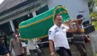 Kades Salembaran Jati Pandu Tri Wijaya Turut Antar Jenazah Warganya ke Pemakaman